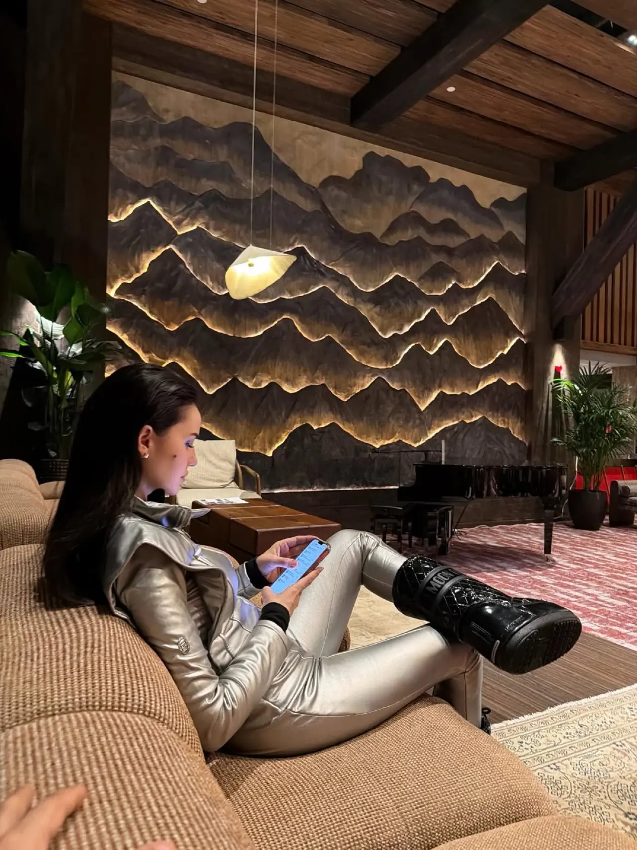 Fahriye Evcen'den kar pozları: Gri şıklığıyla kış tatilinde 6