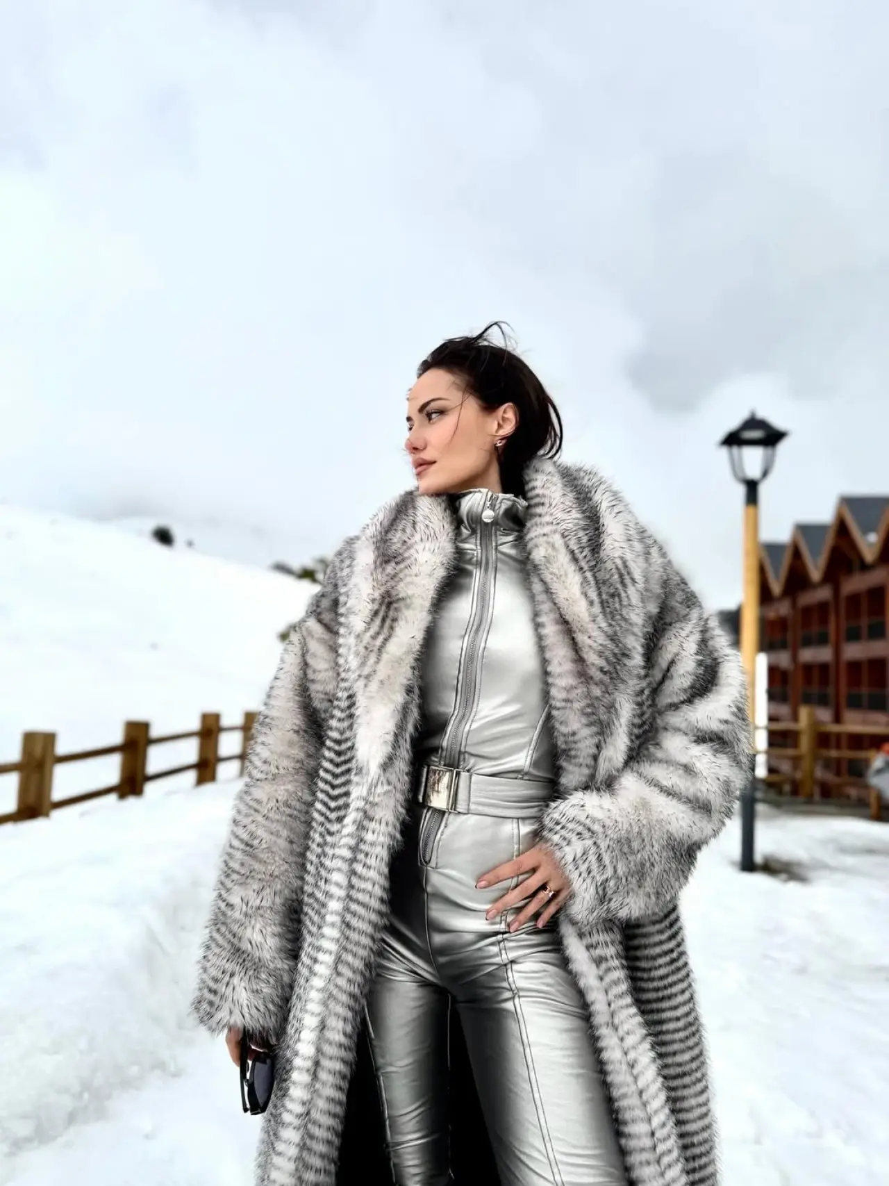 Fahriye Evcen'den kar pozları: Gri şıklığıyla kış tatilinde 1