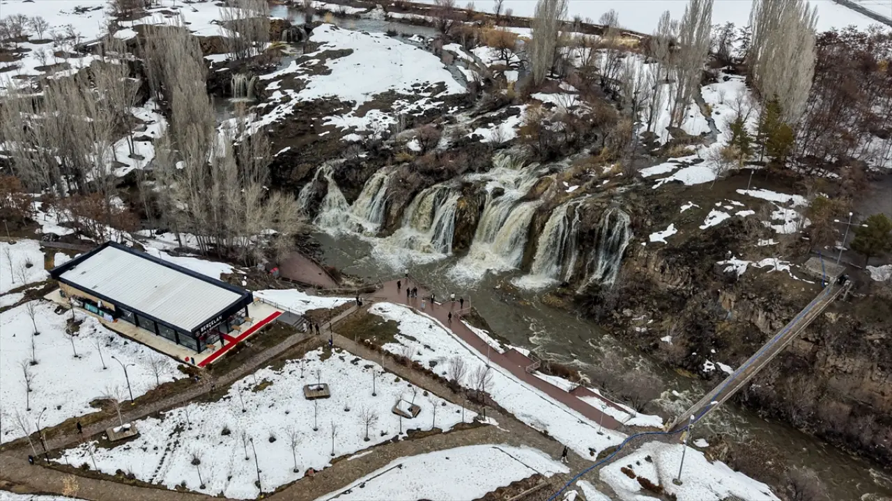 Muradiye Şelalesi'nde görsel şölen: Yağışlar debiyi yükseltti 7