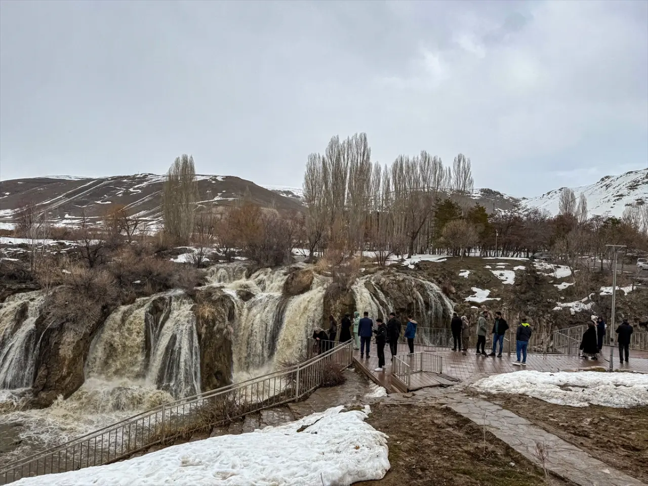 Muradiye Şelalesi'nde görsel şölen: Yağışlar debiyi yükseltti 1