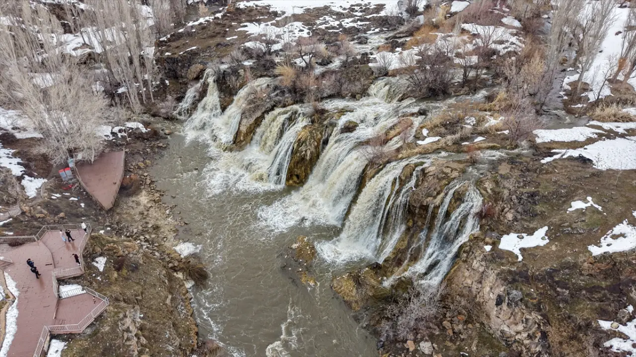 Muradiye Şelalesi'nde görsel şölen: Yağışlar debiyi yükseltti 5