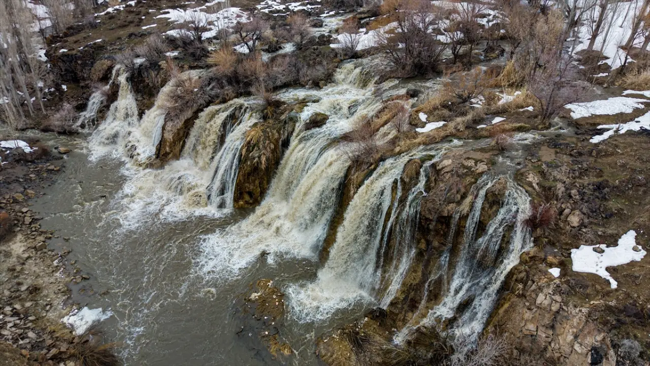 Muradiye Şelalesi'nde görsel şölen: Yağışlar debiyi yükseltti 8