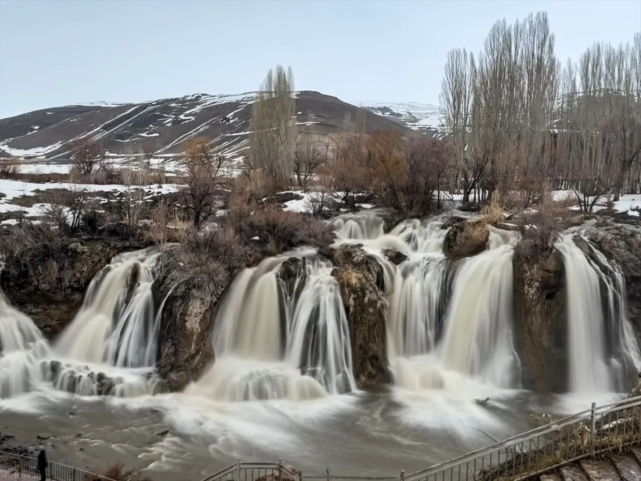 Muradiye Şelalesi'nde görsel şölen: Yağışlar debiyi yükseltti 4
