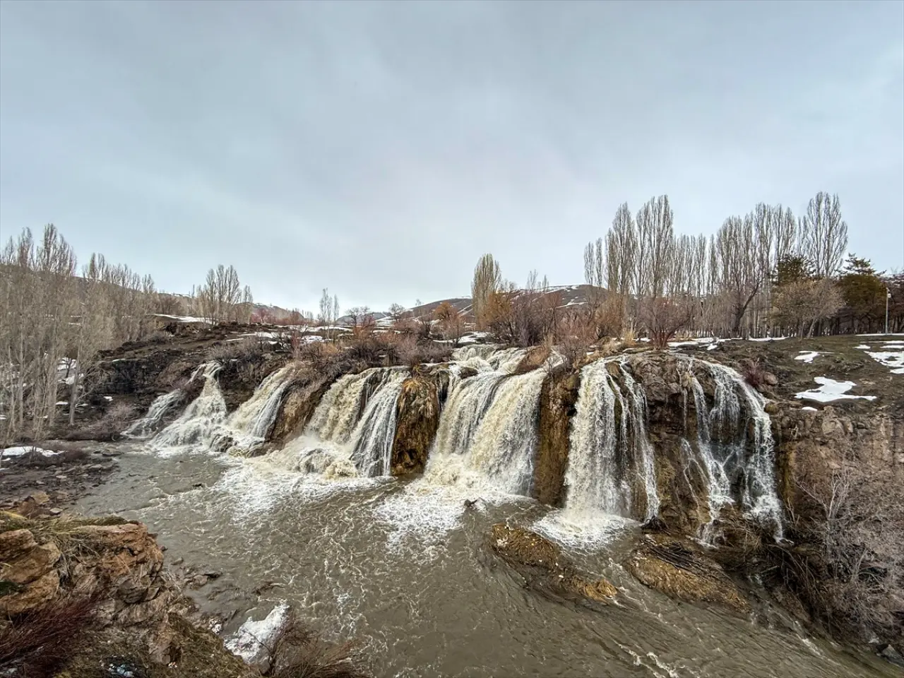Muradiye Şelalesi'nde görsel şölen: Yağışlar debiyi yükseltti 6