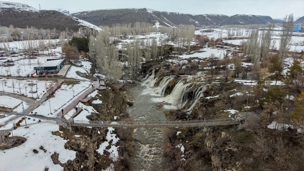 Muradiye Şelalesi'nde görsel şölen: Yağışlar debiyi yükseltti 3