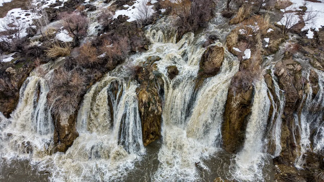 Muradiye Şelalesi'nde görsel şölen: Yağışlar debiyi yükseltti 2