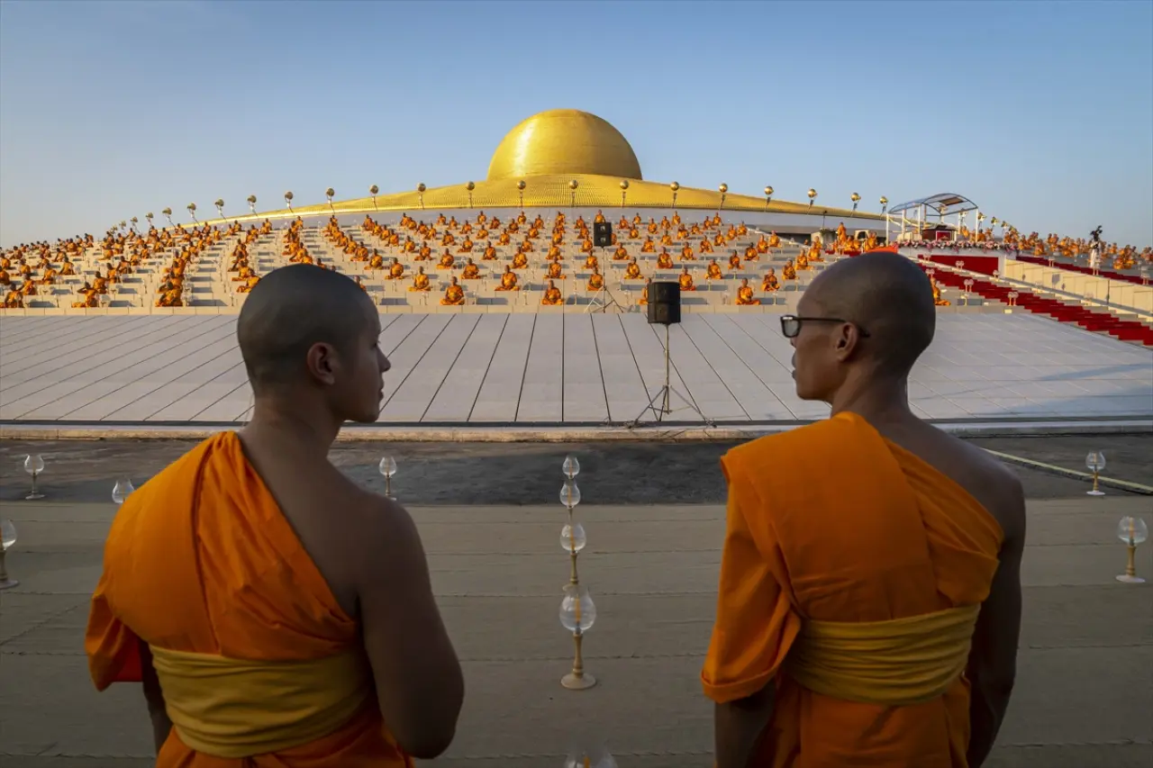 Tayland'da Makha Bucha coşkusu: Binlerce Budist tapınaklara akın etti 5