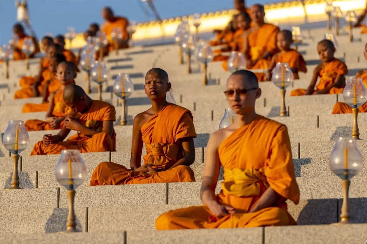 Tayland'da Makha Bucha coşkusu: Binlerce Budist tapınaklara akın etti 6