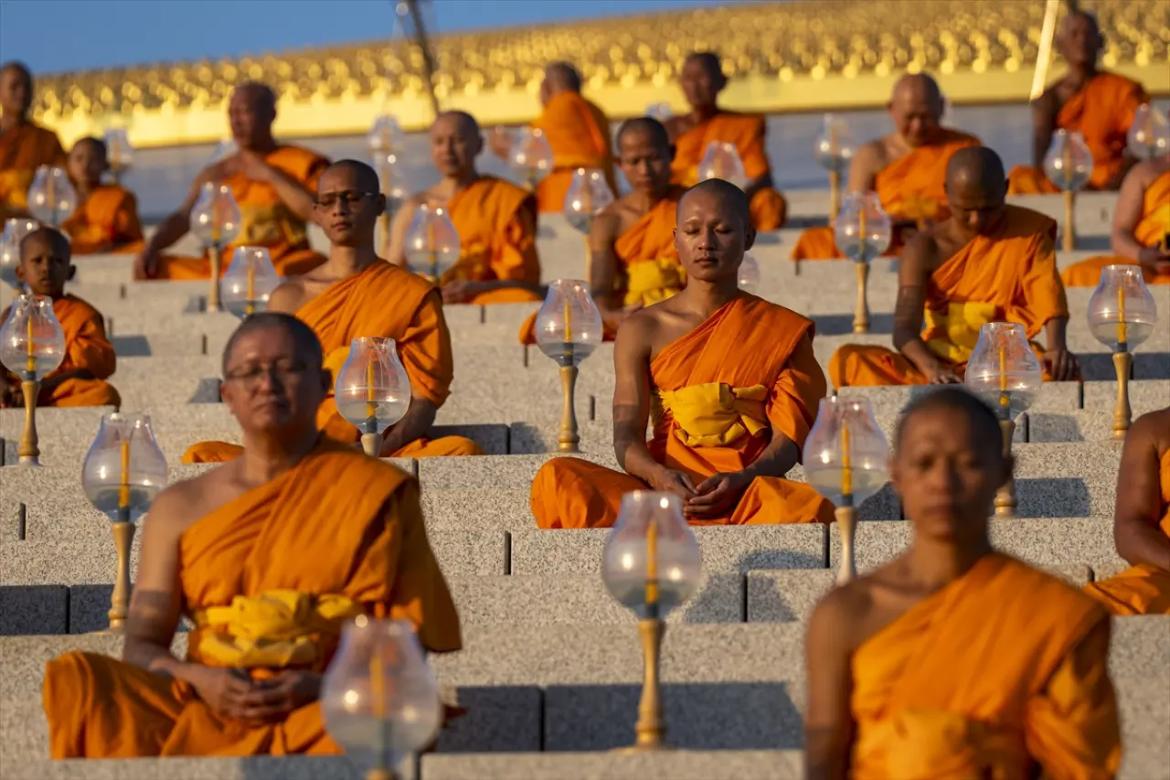 Tayland'da Makha Bucha coşkusu: Binlerce Budist tapınaklara akın etti 7