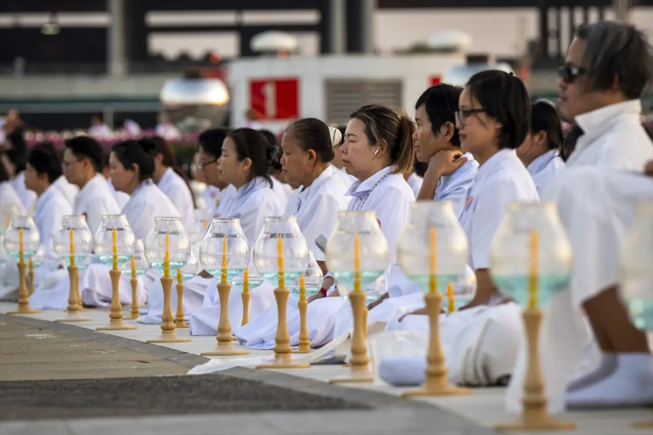 Tayland'da Makha Bucha coşkusu: Binlerce Budist tapınaklara akın etti 3