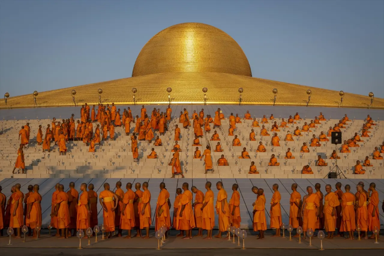 Tayland'da Makha Bucha coşkusu: Binlerce Budist tapınaklara akın etti 4