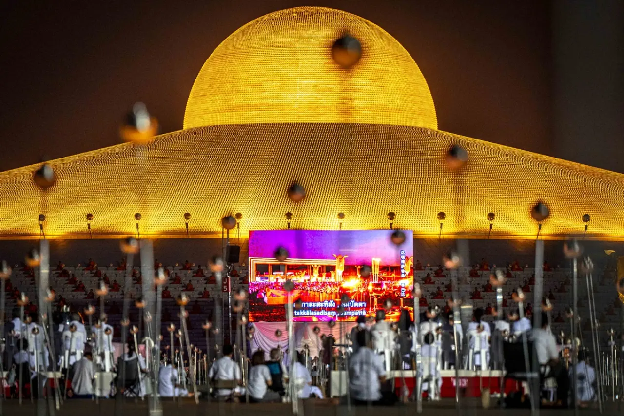 Tayland'da Makha Bucha coşkusu: Binlerce Budist tapınaklara akın etti 2