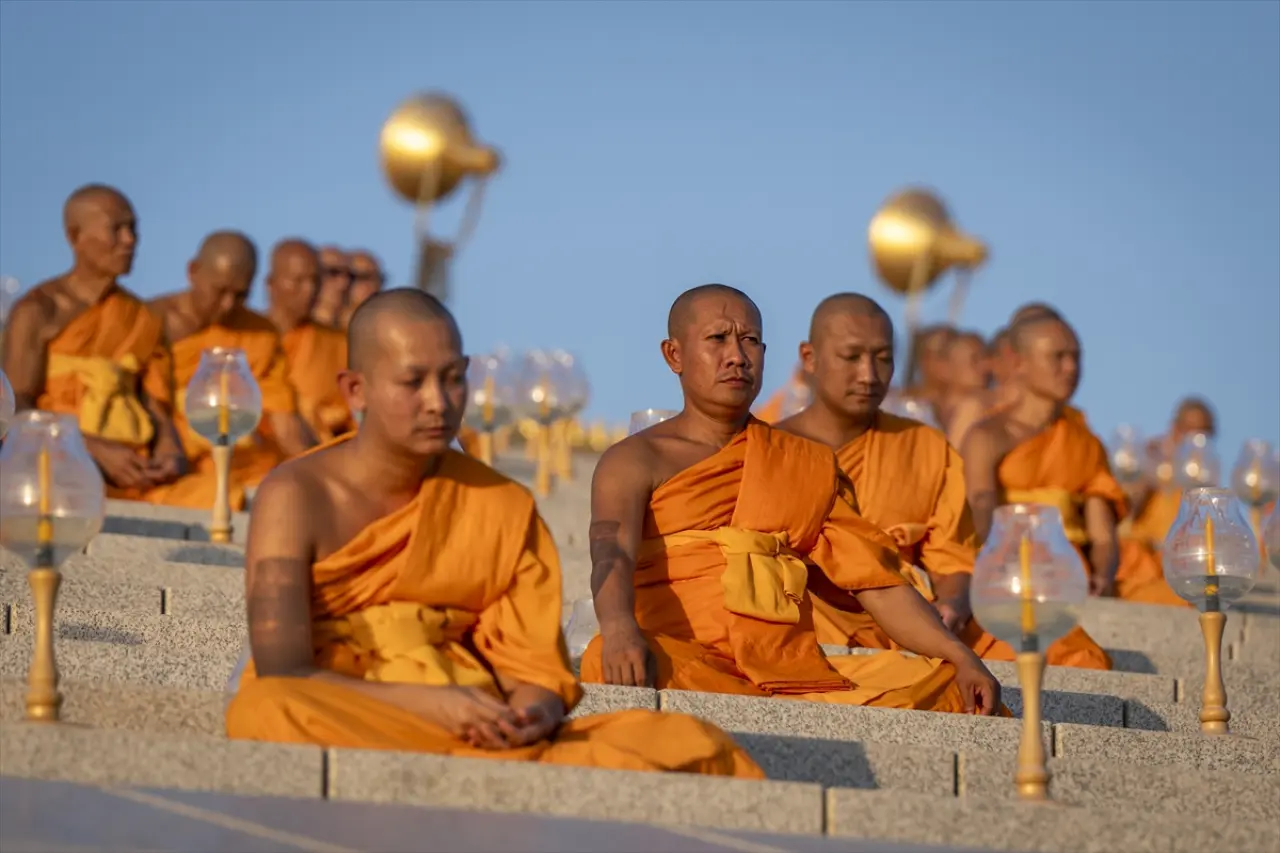 Tayland'da Makha Bucha coşkusu: Binlerce Budist tapınaklara akın etti 8