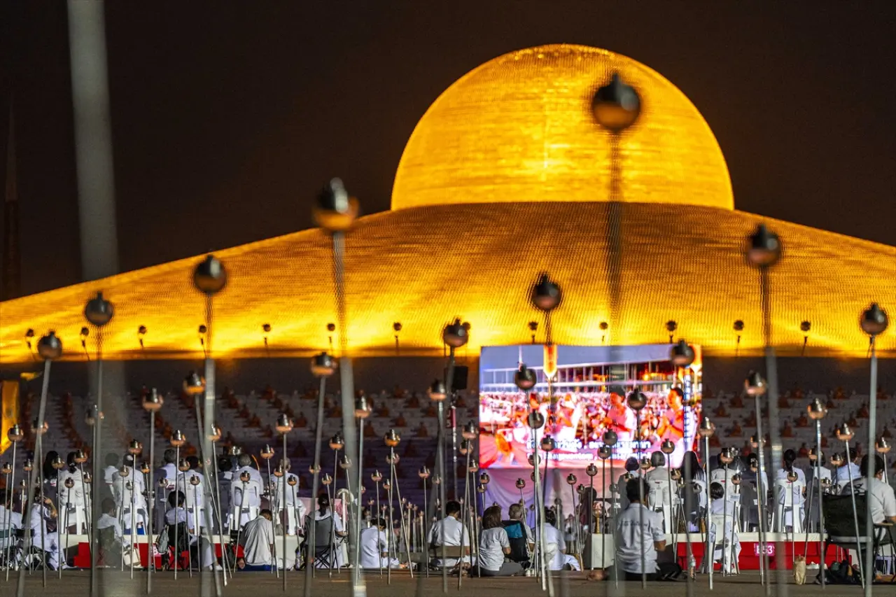 Tayland'da Makha Bucha coşkusu: Binlerce Budist tapınaklara akın etti 1