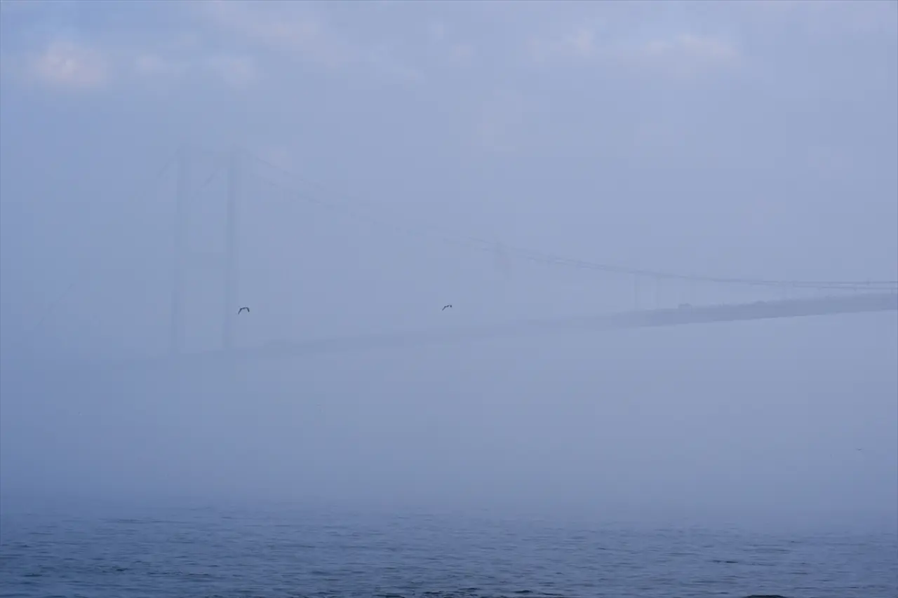 İstanbul sis bulutunun içinde kaldı: Ulaşımda aksamalar yaşanıyor 6