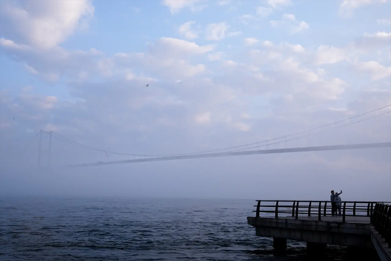 İstanbul sis bulutunun içinde kaldı: Ulaşımda aksamalar yaşanıyor 4