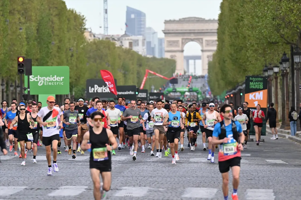 Paris sokaklarında maraton heyecanı: 49. kez start verildi 7