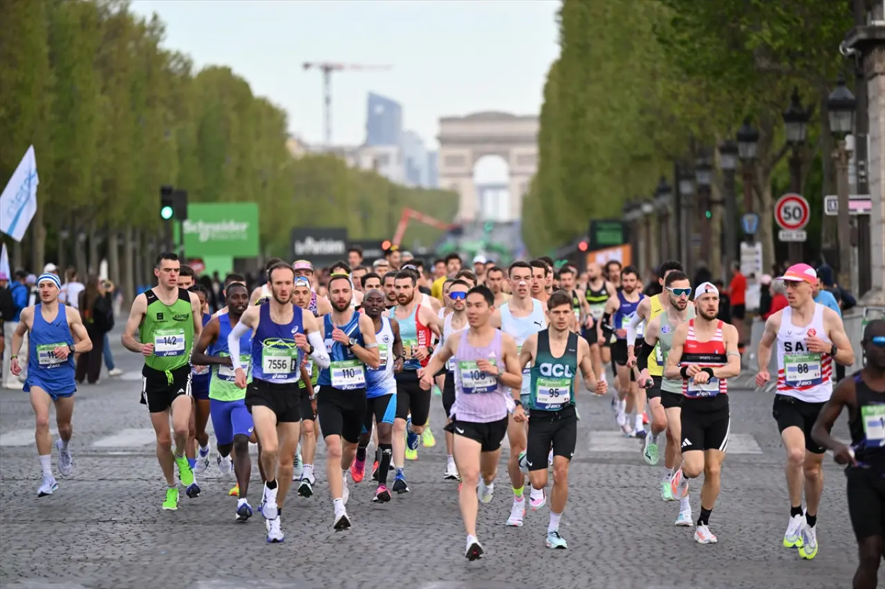Paris sokaklarında maraton heyecanı: 49. kez start verildi 4