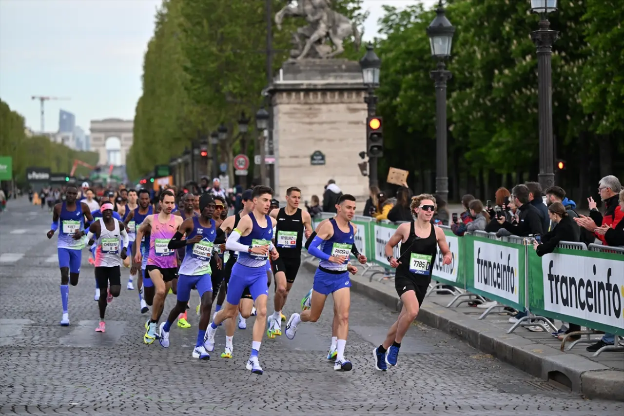 Paris sokaklarında maraton heyecanı: 49. kez start verildi 2