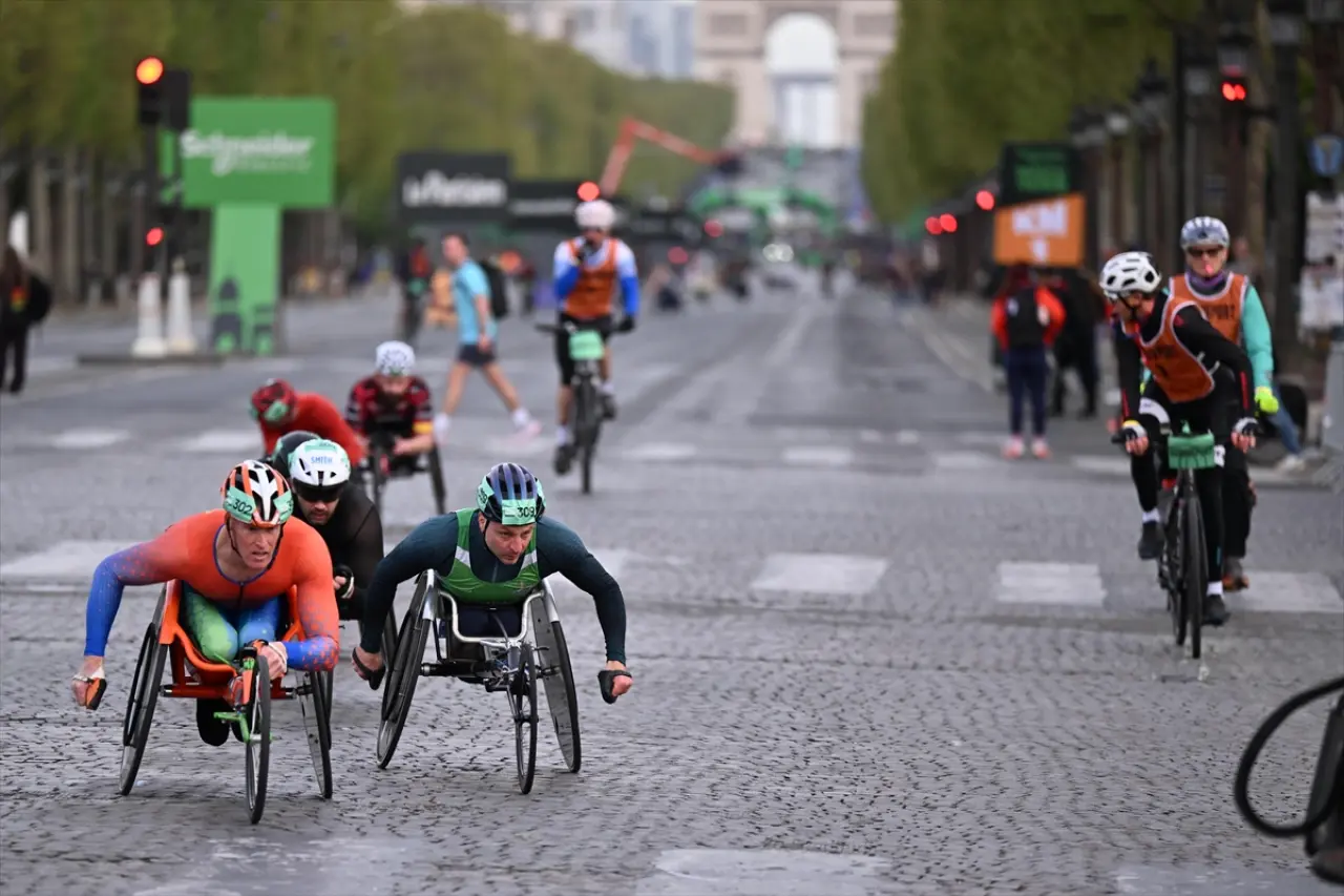 Paris sokaklarında maraton heyecanı: 49. kez start verildi 11