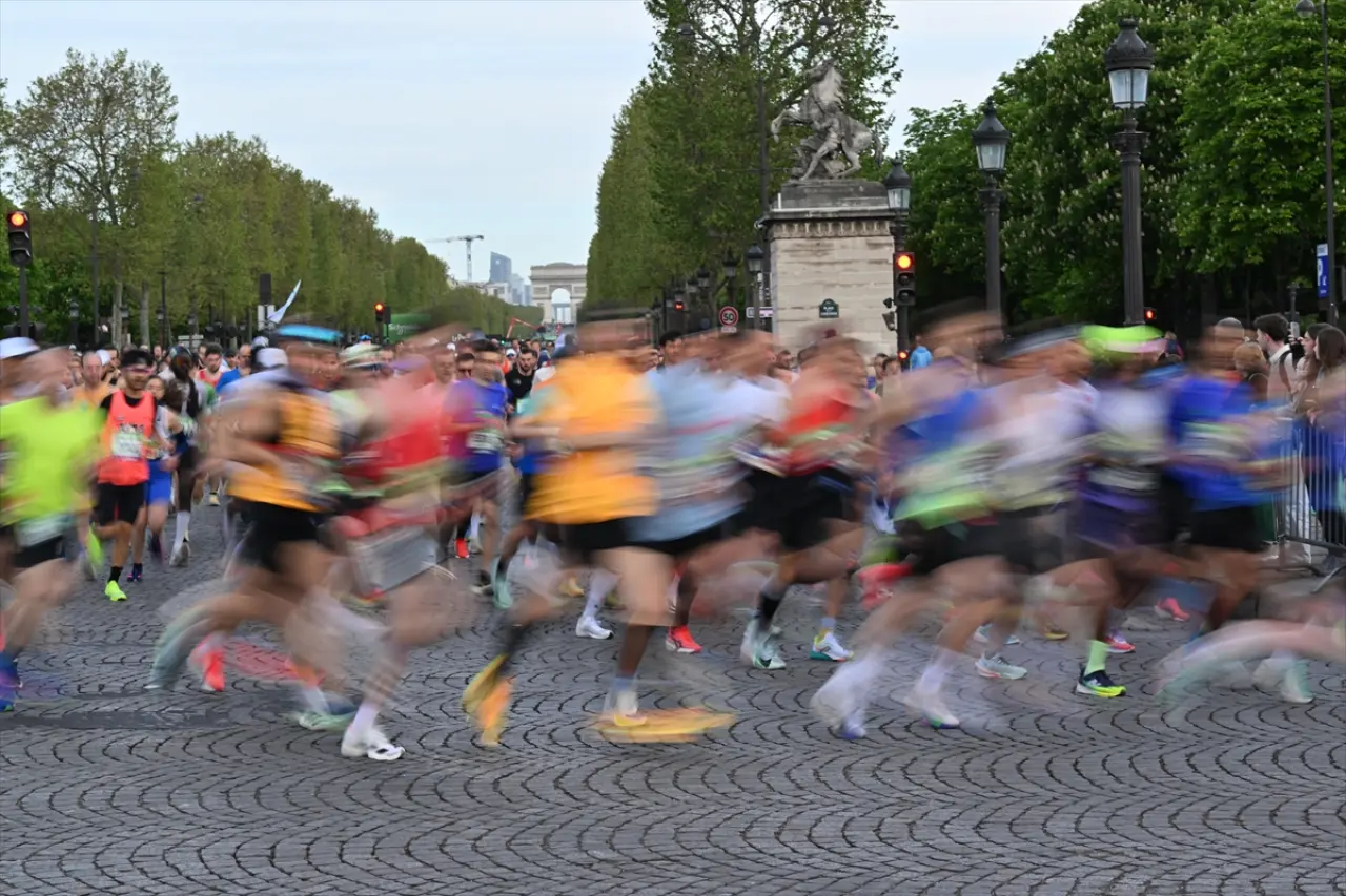 Paris sokaklarında maraton heyecanı: 49. kez start verildi 6