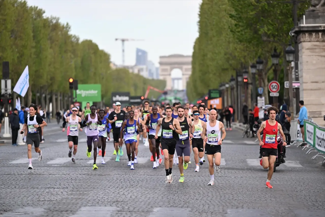 Paris sokaklarında maraton heyecanı: 49. kez start verildi 3