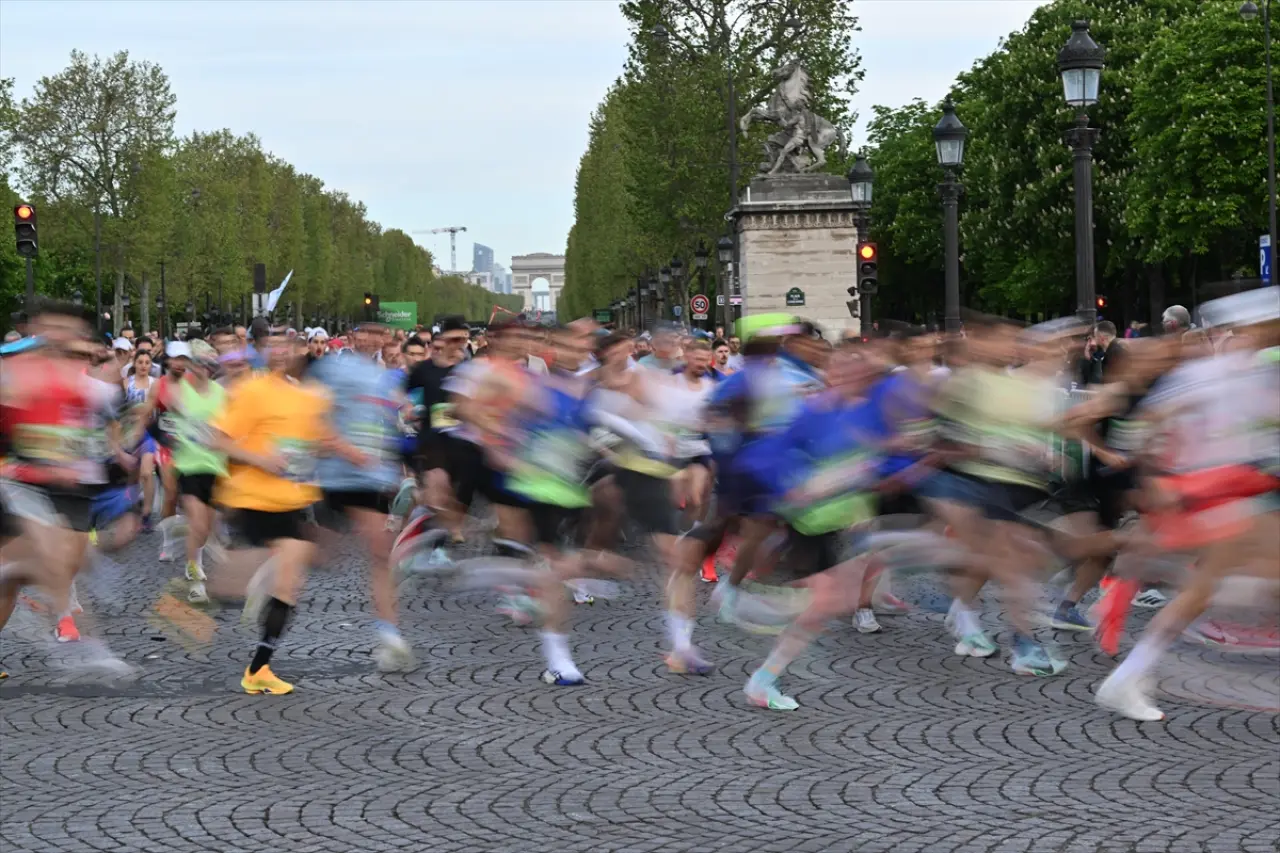 Paris sokaklarında maraton heyecanı: 49. kez start verildi 5