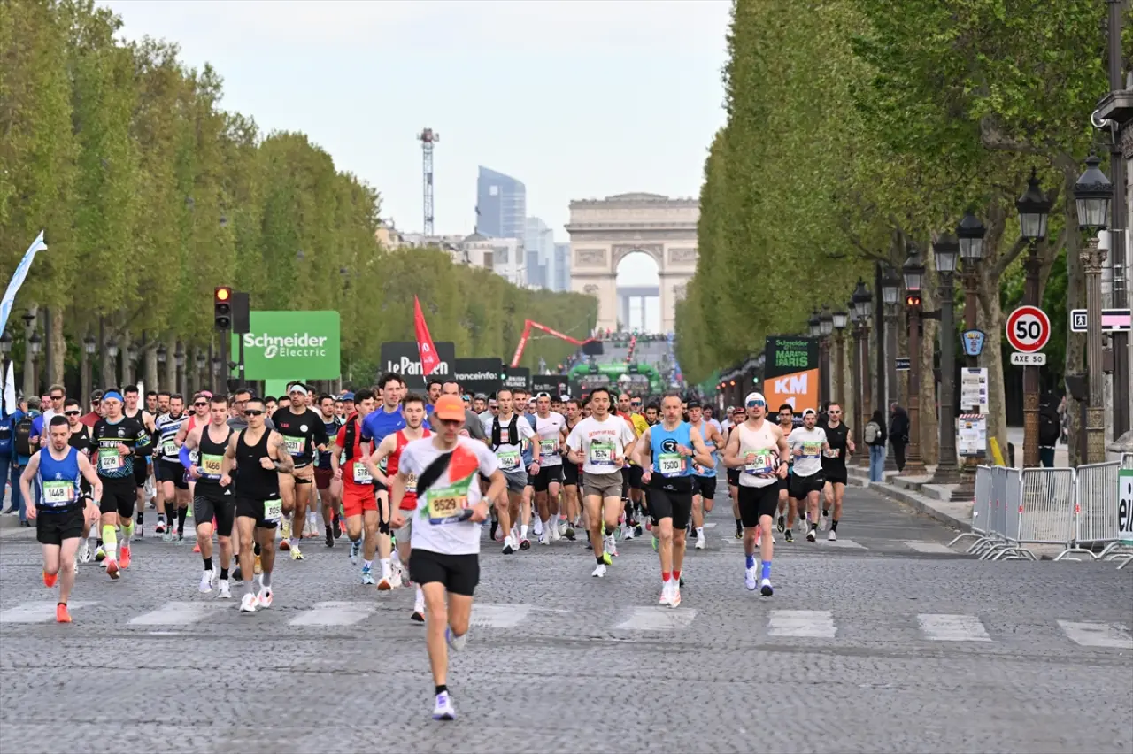 Paris sokaklarında maraton heyecanı: 49. kez start verildi 8