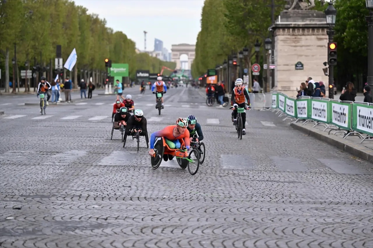 Paris sokaklarında maraton heyecanı: 49. kez start verildi 10