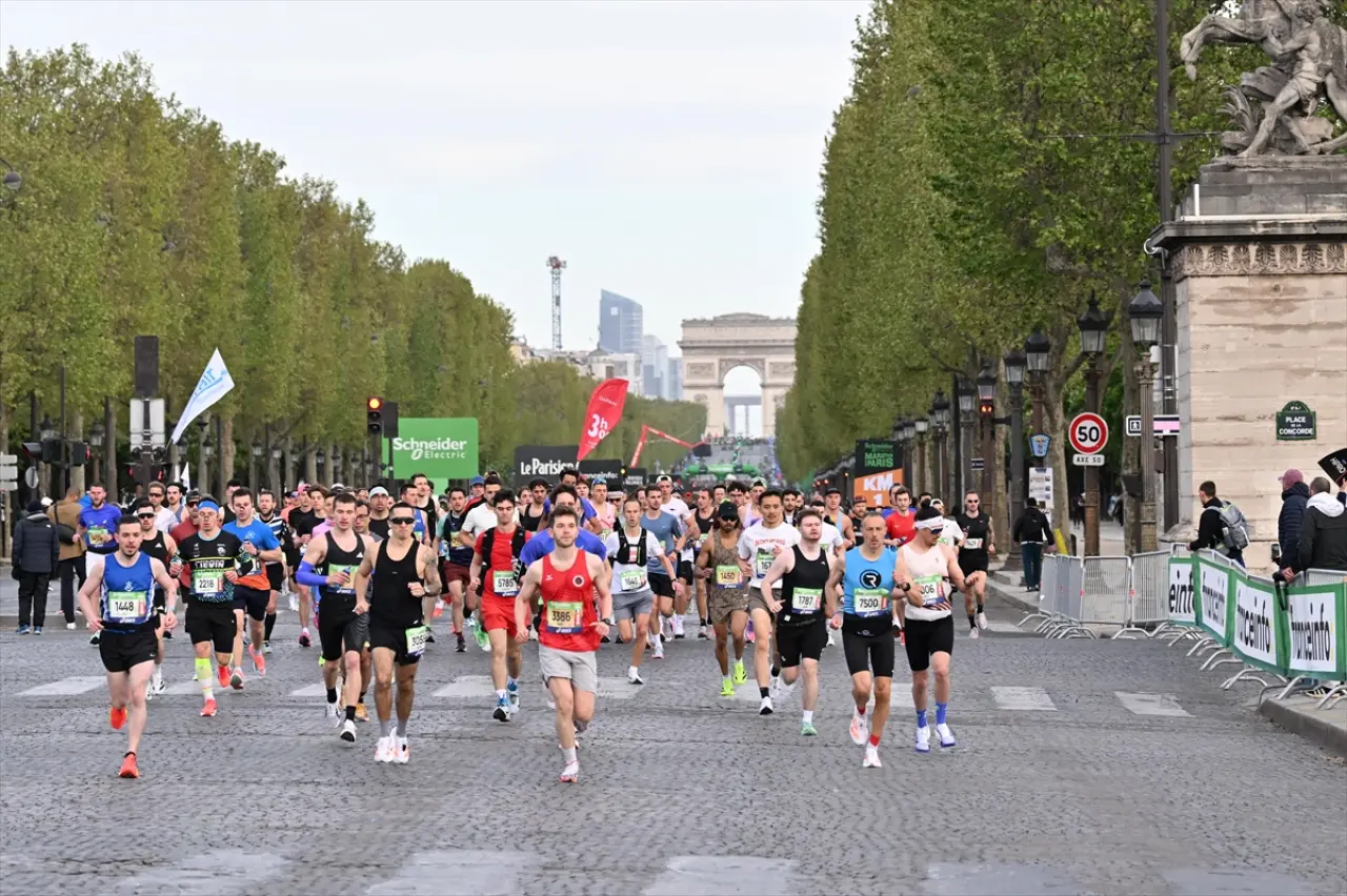 Paris sokaklarında maraton heyecanı: 49. kez start verildi 9
