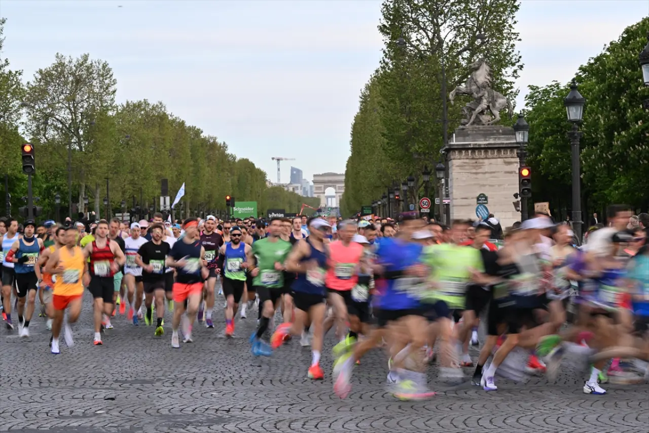 Paris sokaklarında maraton heyecanı: 49. kez start verildi 1