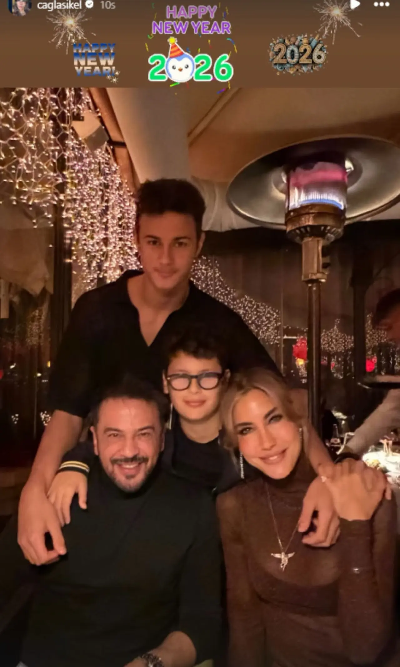 Çağla Şıkel ve Emre Altuğ 2026'yı erkenden kutladı - Resim : 1