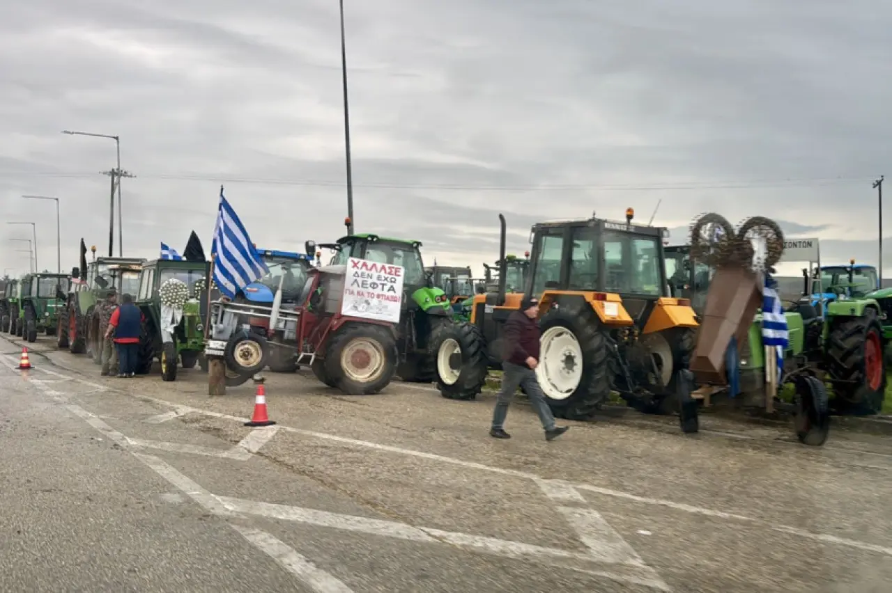 Komşuda çiftçiler ayaklandı, Türk TIR'ları sınırda kaldı - Resim: 2