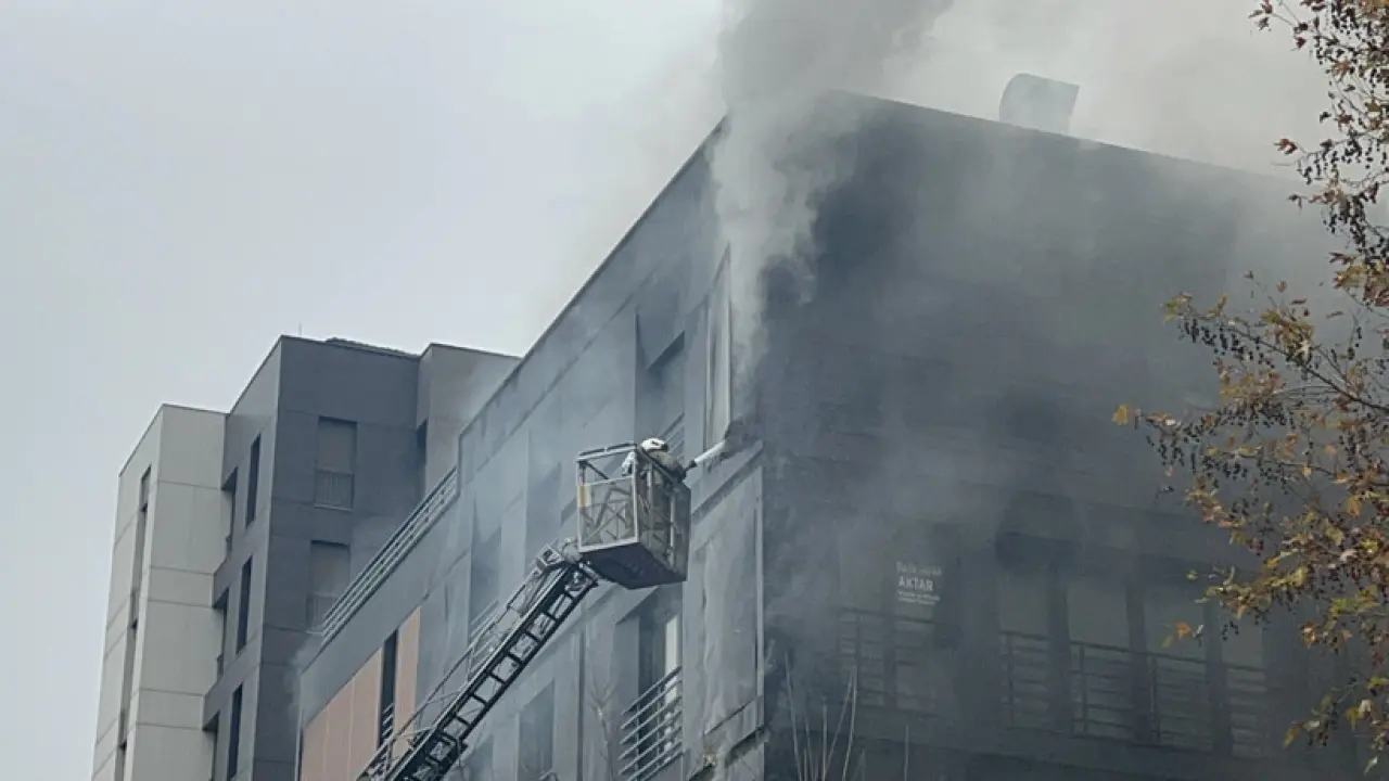 Bağdat Caddesi'nde yangın: Bina küle döndü - Resim : 1