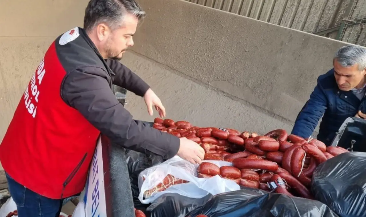 Tarihi geçmiş 850 kilogram sucuk ele geçirildi - Resim : 1