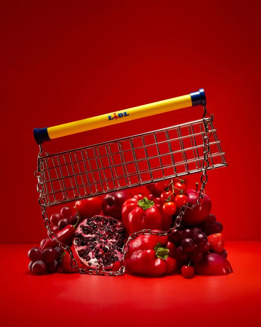 Supermarket trolley-like handbag in steel