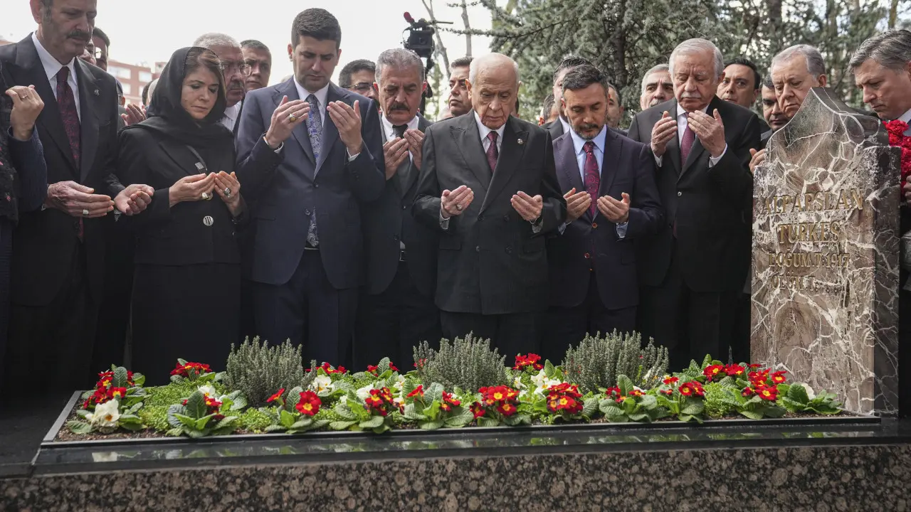 Devlet Bahçeli, Alparslan Türkeş’in kabrini ziyaret etti