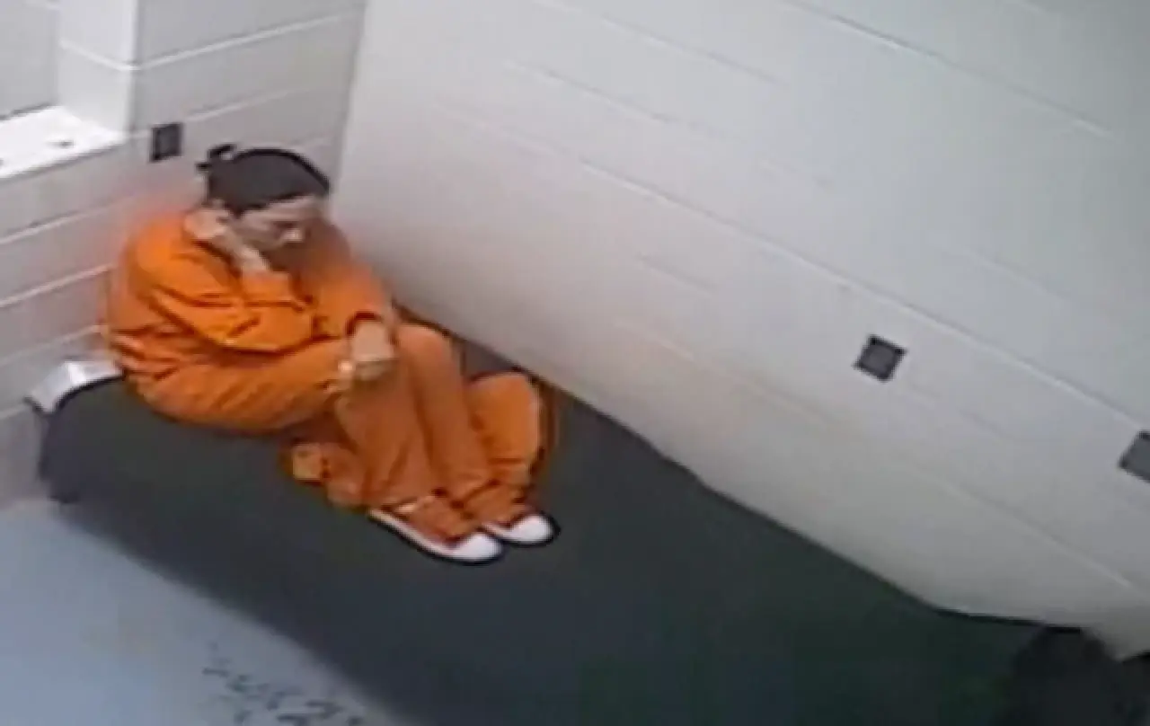 ABD Adalet Bakanlığı, Ghislaine Maxwell'in hapishanedeki hücresinde çökilmiş yeni görüntülerini yayımladı.